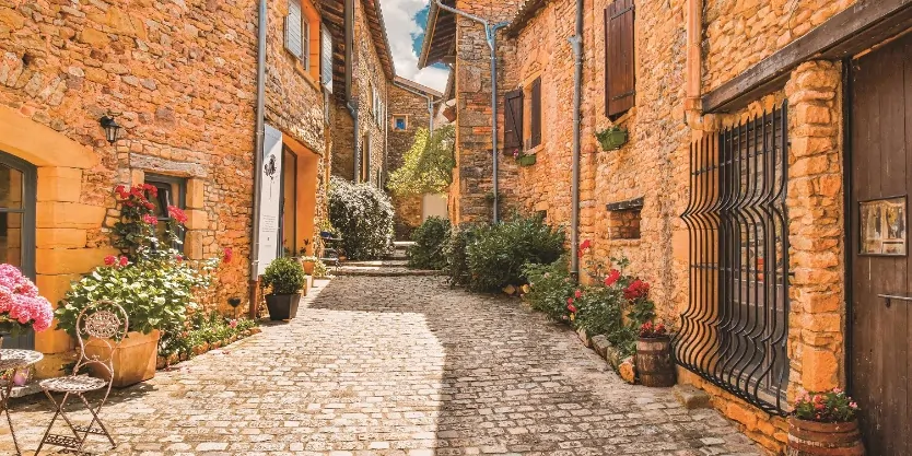 photo d'une ruelle du village de pierre doree de oingt