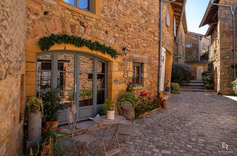 Oingt – 16 août 2026 : Visite guidée « Oingt, le joyau des Pierres Dorées » au cœur du plus beau village de France
