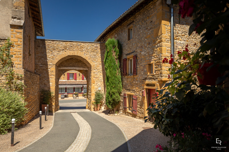Oingt – Été/Automne 2026 : Visite guidée « Oingt, le joyau des Pierres Dorées » et sa Tour légendaire 🏰